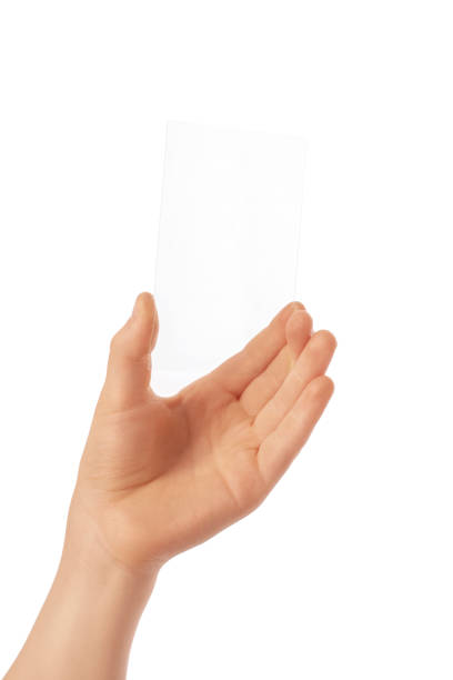 Esta mano está sosteniendo una plantilla de teléfono transparente sobre un fondo blanco. - foto de stock