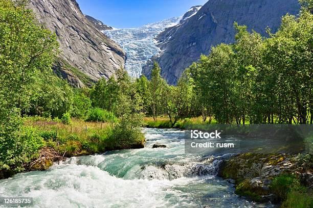 Photo libre de droit de Briksdal Glacier Norvège banque d'images et plus d'images libres de droit de Glacier Briksdalsbreen - Glacier Briksdalsbreen, Nigardsbreen, Arbre