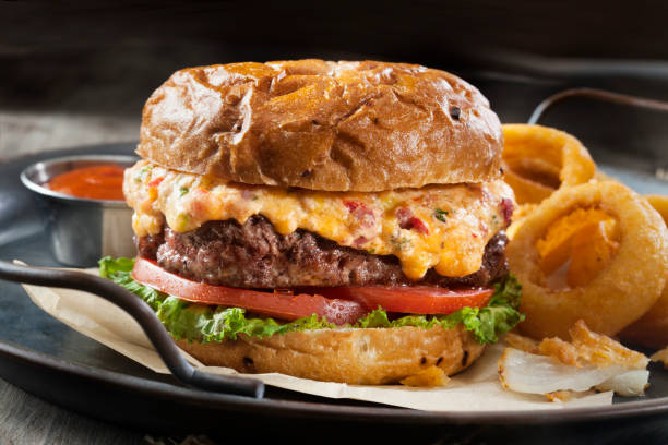 hamburger di formaggio pimento con lattuga, pomodoro e anelli di cipolla tagliati spessi - bun sandwich vegetable cream cheese foto e immagini stock