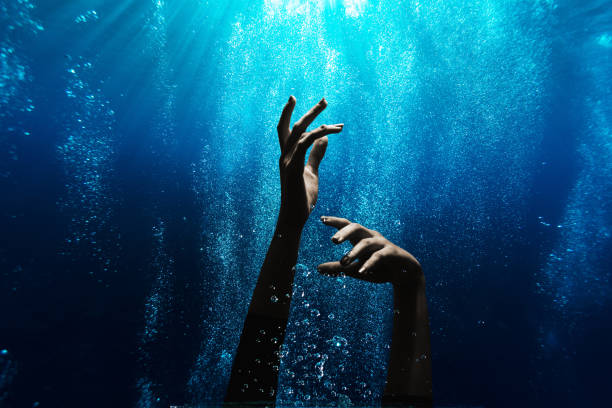 Woman drowning underwater Woman drowning underwater drowning photos stock pictures, royalty-free photos & images