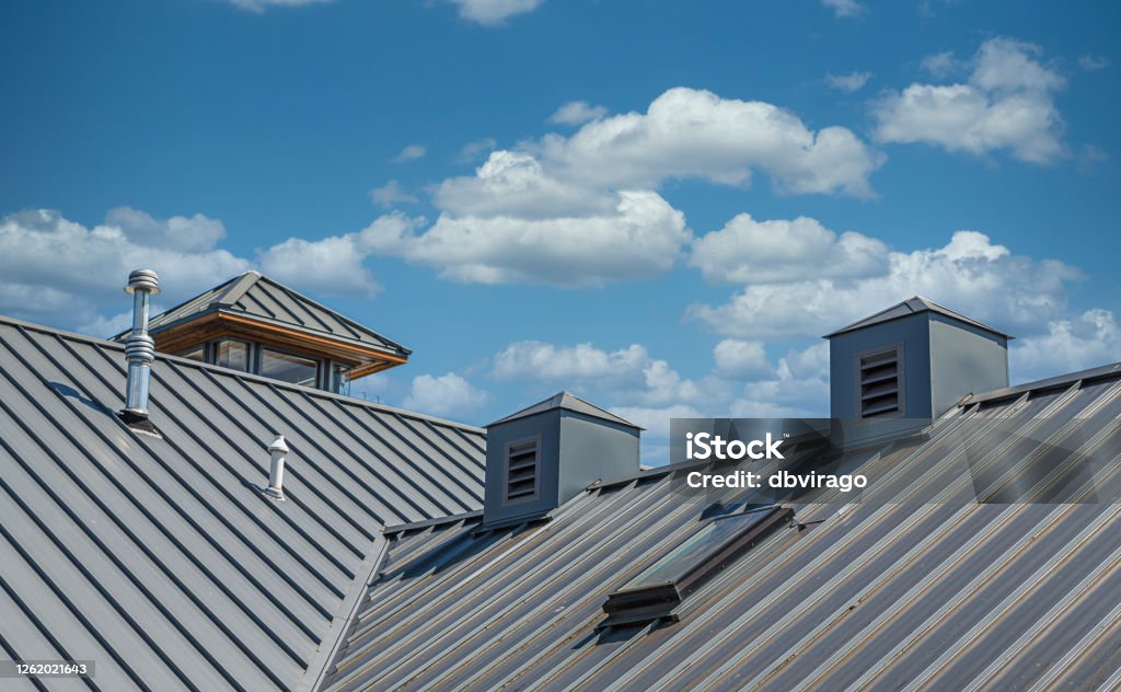 Techo de metal bajo el cielo azul - Foto de stock de Tejado libre de derechos