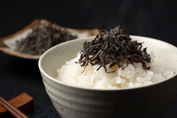 alghe salate su un letto di riso bianco. immagine della colazione giapponese - kombu foto e immagini stock