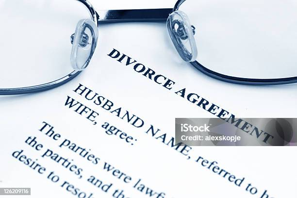 Acuerdo Del Divorcio Foto de stock y más banco de imágenes de Abogado - Abogado, Acuerdo, Autoridad