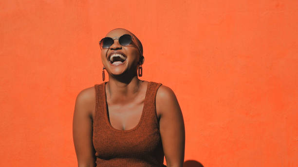 vivir esa risa un minuto de vida - sunglasses women smiling portrait fotografías e imágenes de stock