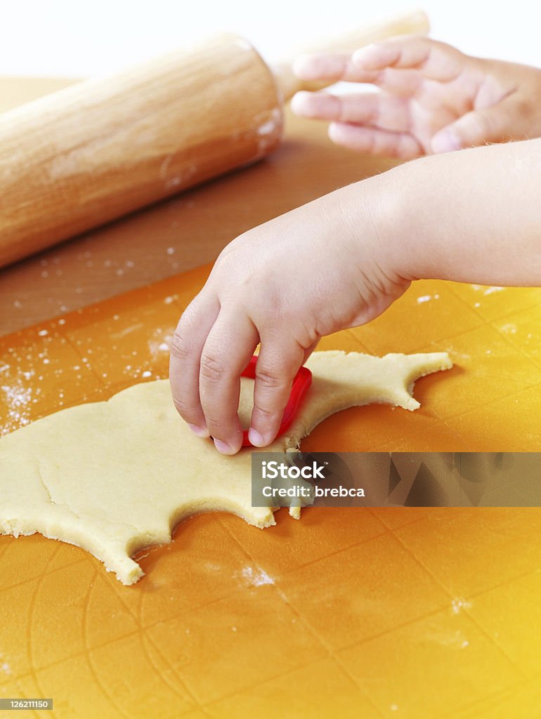 Cuocere i biscotti - Foto stock royalty-free di Bambine femmine