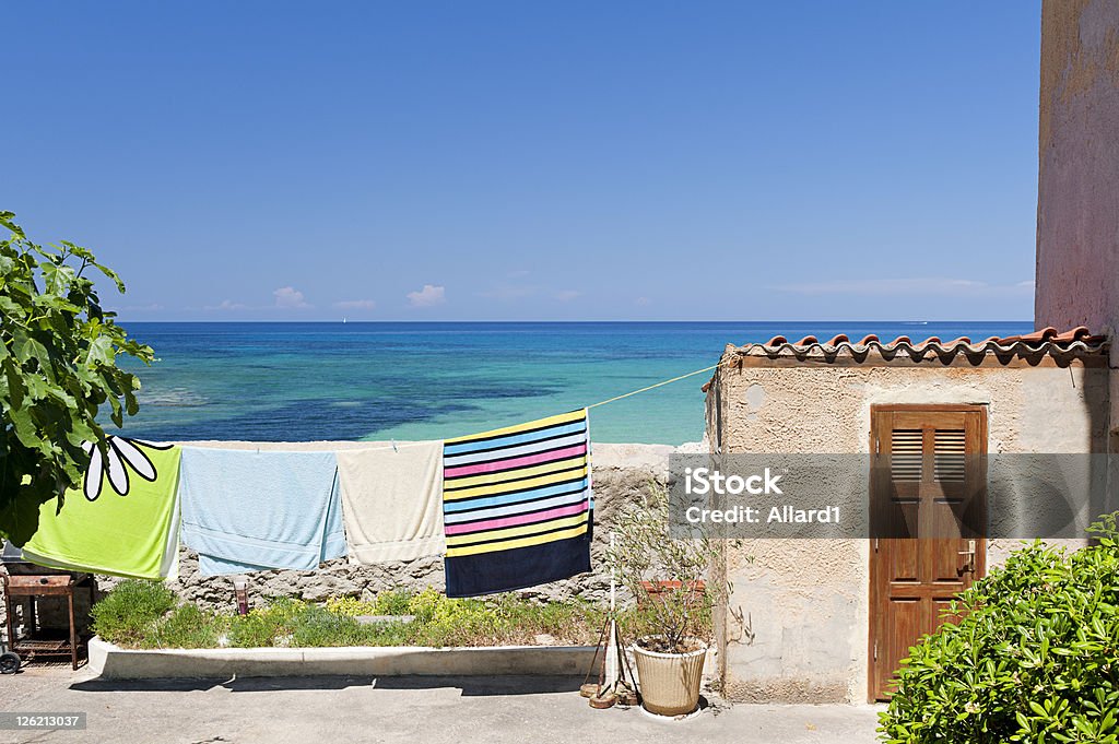 Toallas en cuerda de tender la ropa en el mar - Foto de stock de Cuerda de tender la ropa libre de derechos