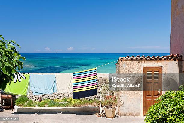 Toallas En Cuerda De Tender La Ropa En El Mar Foto de stock y más banco de imágenes de Cuerda de tender la ropa - Cuerda de tender la ropa, Horizonte, Mar