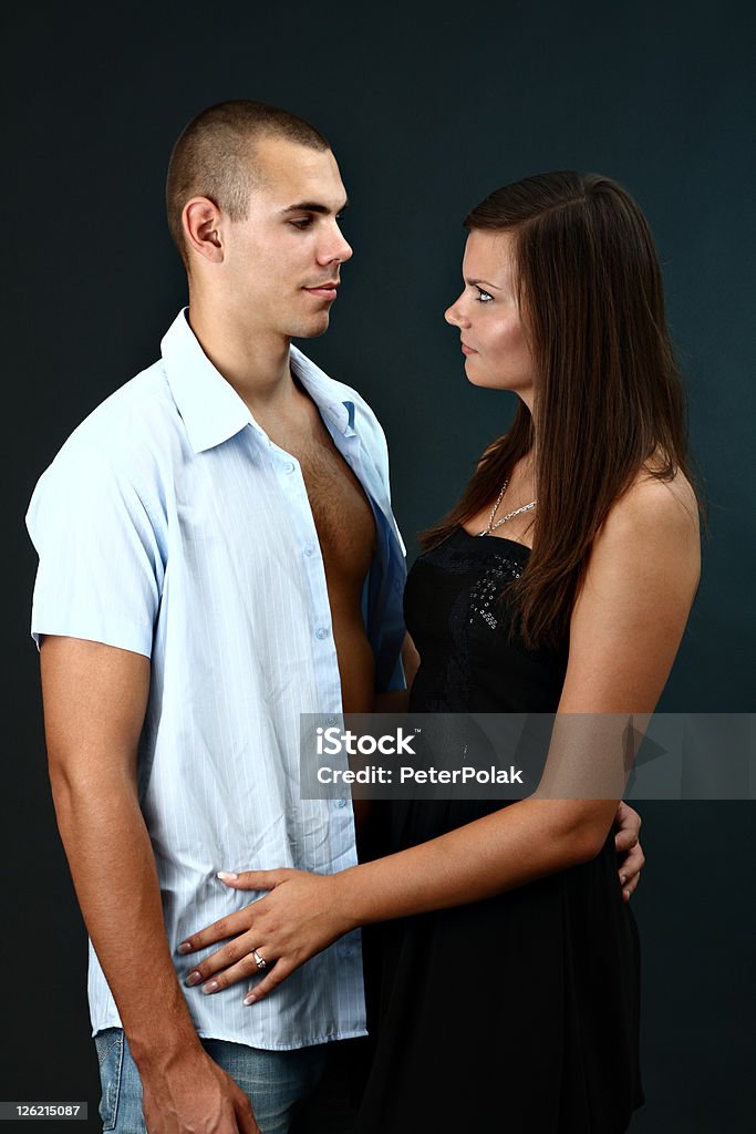 Młody człowiek z cofnąć koszula i jego dziewczyną - Zbiór zdjęć royalty-free (Całkowicie rozpięty)