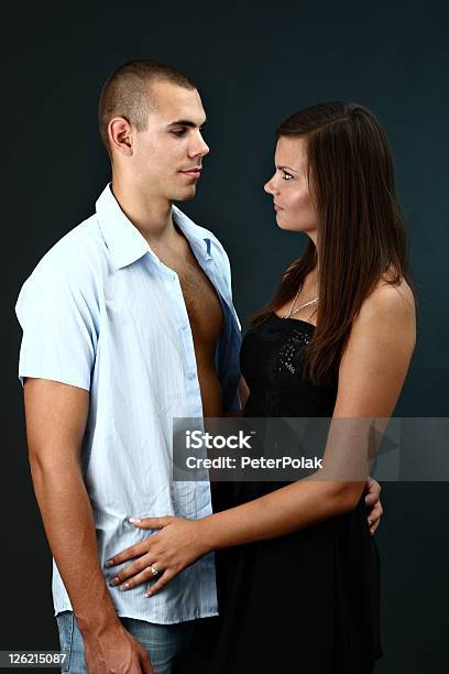 Młody Człowiek Z Cofnąć Koszula I Jego Dziewczyną - zdjęcia stockowe i więcej obrazów Całkowicie rozpięty - Całkowicie rozpięty, Czarny kolor, Dorosły