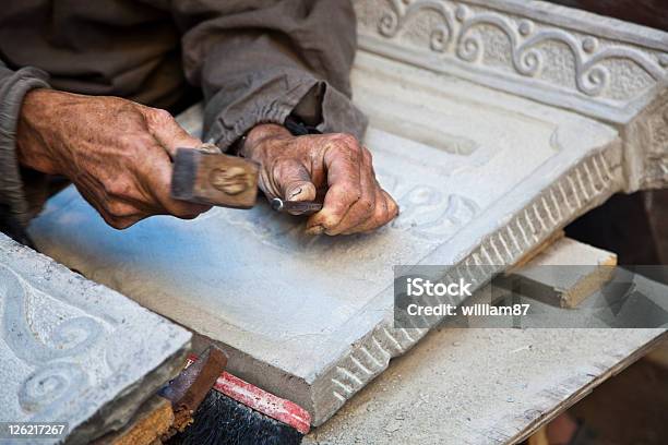 Trabalhador Manual - Fotografias de stock e mais imagens de Pedra - Material de Construção - Pedra - Material de Construção, Escultor, Escultura