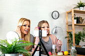 mutter-und-ihre-tochter-setzen-eyeliner-und-machen-kontur-der-augen-und-aufnahme-von-video-und.jpg?b=1&s=170x170&k=20&c=ojFjmZGpxLhfuuNeRzjmCmvk-Z6iTaOW5nC0uY8vfYs=