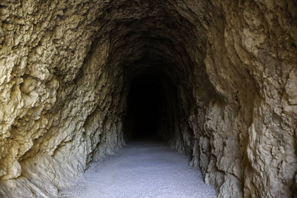 tunnel en pierre profonde - road long dirt footpath photos et images de collection
