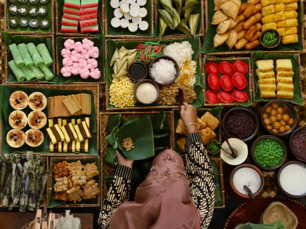 barraca de mercado de lanches tradicionais indonésios - street food - fotografias e filmes do acervo