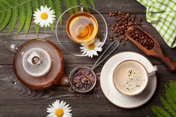 té de hierbas y café espresso - herb chamomile flower arrangement flower fotografías e imágenes de stock