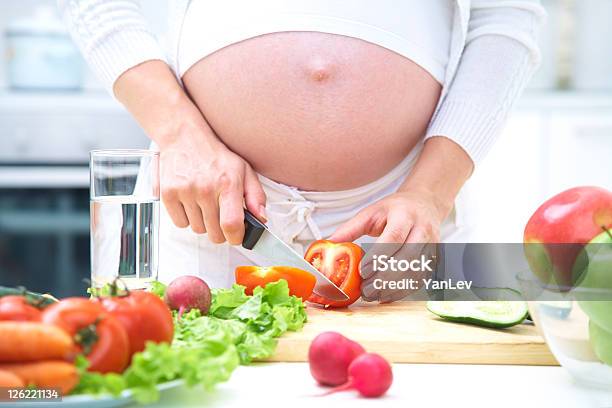 Photo libre de droit de Femme Enceinte De Cuisson banque d'images et plus d'images libres de droit de Abdomen - Abdomen, Adulte, Aliment