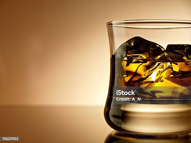 Whisky Na Skałach - zdjęcia stockowe i więcej obrazów Alkohol - napój - Alkohol - napój, Alkohol wysokoprocentowy, Bar - Lokal gastronomiczny