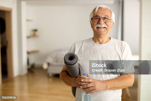 Üben Ist Der Schlüssel Zu Seiner Vitalität Stockfoto und mehr Bilder von Alter Erwachsener - Alter Erwachsener, Fitnesstraining, Senioren - Männer