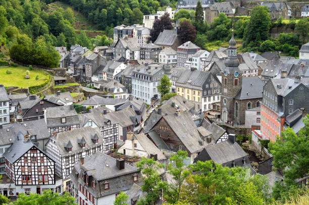 hermosa vista del casco antiguo de monschau en alemania - monschau fotografías e imágenes de stock