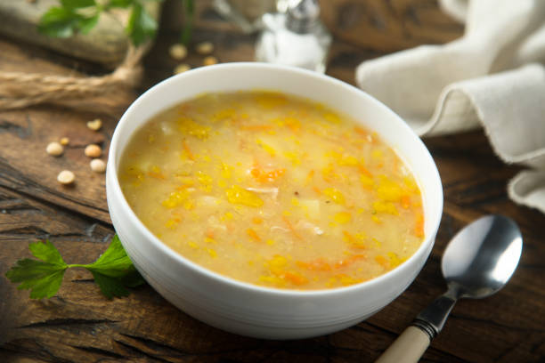 sopa de guisantes - yellow split pea soup fotografías e imágenes de stock