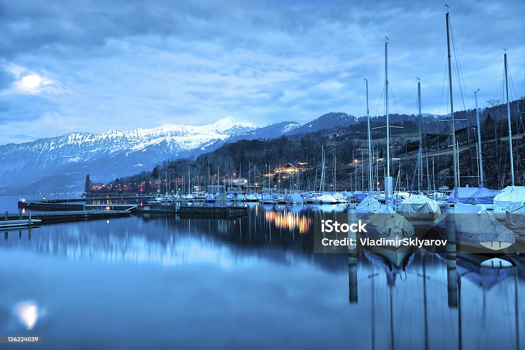 Barcos no Lago Thun. - Foto de stock de Alpes europeus royalty-free