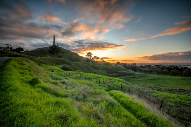 one tree hill Auckland new zealand sunrise above one tree hill Auckland new zealand bay of islands new zealand stock pictures, royalty-free photos & images