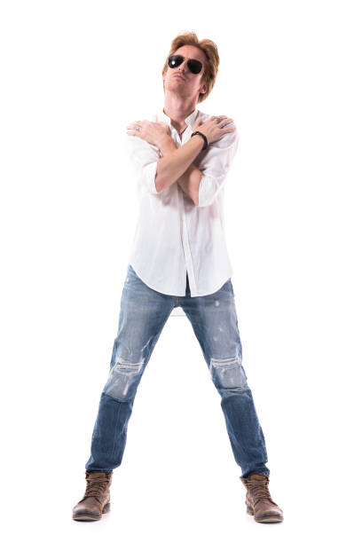 schöne rote haare männliche mode-model in jeans und weißem hemd posiert mit händen auf schultern. - white hair male isolated on white indoors stock-fotos und bilder