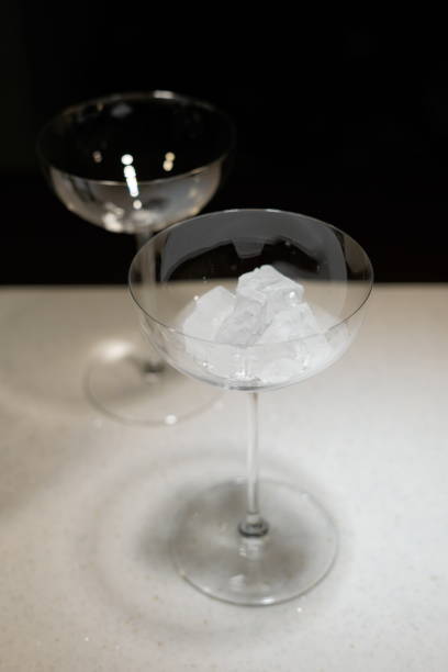 cubos de gelo em um copo de coquetel - patinagem no gelo - fotografias e filmes do acervo