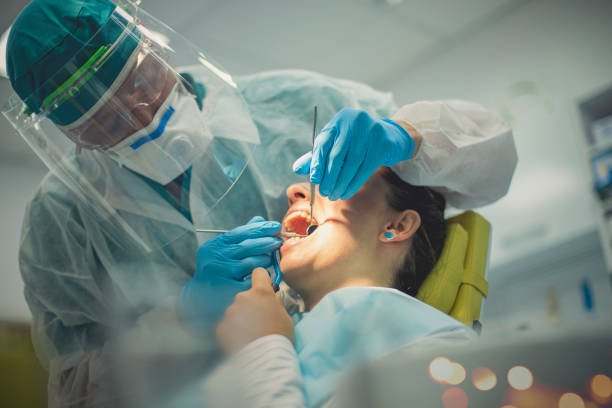 un po' di più e l'agonia finisce - dentist dentist office female doctor foto e immagini stock
