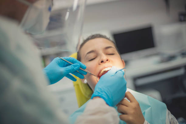 하얀 미소를 유지 - dental drill mouth open holding doctor 뉴스 사진 이미지
