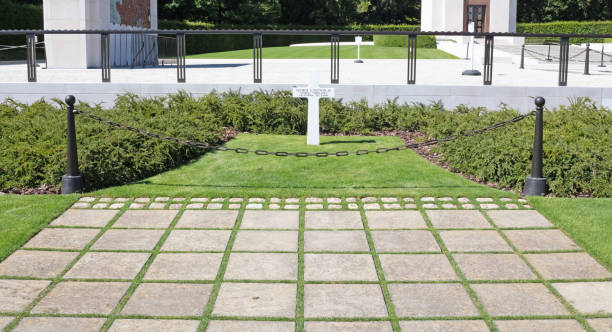 luxembourg, luxembourg, le 21 juillet 2020; tombe du général george s. patton au cimetière américain de luxembourg - george patton photos et images de collection