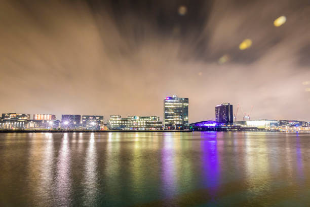 네덜란드 암스테르담의 물 속에서 현대적인 건물을 반영한 이즈 강의 야경 - amsterdam skyline harbor night 뉴스 사진 이미지