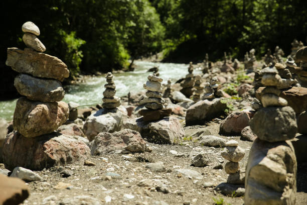 wiele kamiennych piramid na plaży zimnego strumienia w lesie alp - spring wetterstein mountains water river zdjęcia i obrazy z banku zdjęć