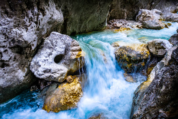 famoso canyon hoellental vicino alla montagna zugspitze in baviera - grainau foto e immagini stock