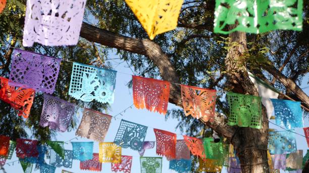 다채로운 멕시코 천공 파펠 피카도 배너, 축제 다채로운 종이 화환. 여러 색깔의 히스패닉 민속 조각 조직 플래그, 휴일 또는 카니발. 라틴 아메리카의 정통 축제 장식 - mexico mexican culture carnival paper 뉴스 사진 이미지