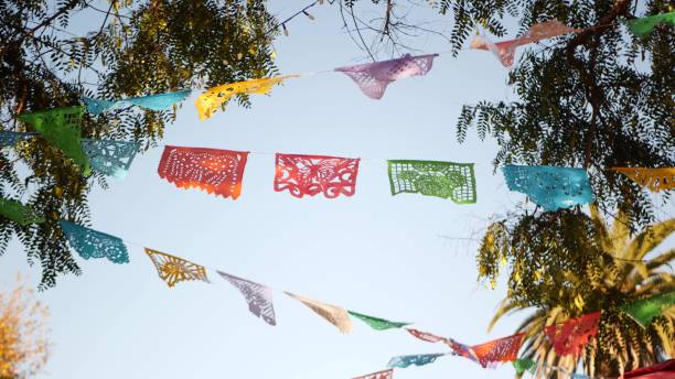 bunte mexikanische perforierte papel picado banner, festival bunte papier girlande. bunte hispanische folk geschnitzt gewebe fahnen, urlaub oder karneval. authentische fiesta dekoration in lateinamerika - mexico mexican culture carnival paper stock-fotos und bilder