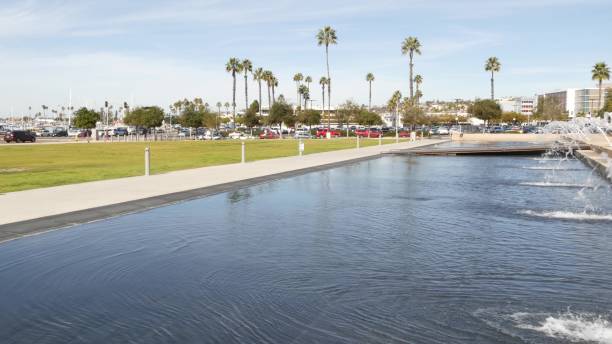カリフォルニア州政府のダウンタウンにあるサンディエゴ郡市民センター近くのウォーターフロントシティパークの噴水。太平洋港、ガスランプクォーターのエンバカデロ。桟橋近くのヤシ� - day san diego california harbor downtown district ストックフォトと画像