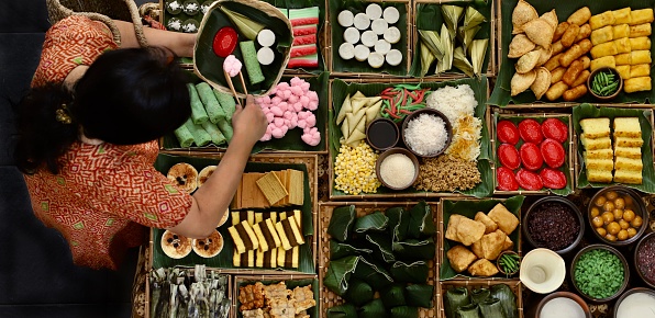 Establo de mercado de aperitivos tradicionales indonesios photo