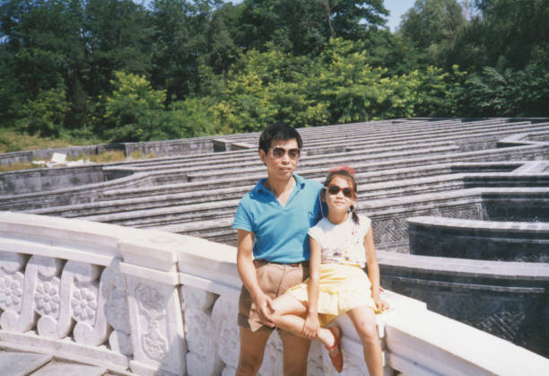 1980 china little girl and father foto della vita reale - girl sunglasses 80s foto e immagini stock