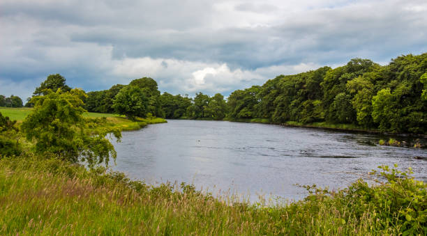 nuvem noturna em um rio escocês em galloway perto de kirkcudbright, escócia - river annan - fotografias e filmes do acervo