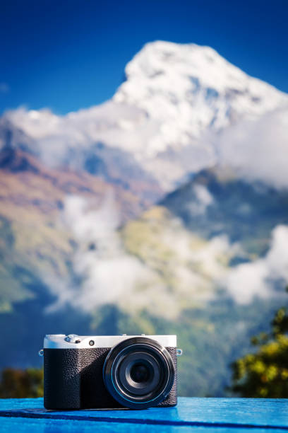 美しい山の景色の前にコンパクトなデジタルカメラ、アンナプルナ - travel vacations studio shot vertical ストックフォトと画像