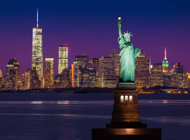 estatua de la libertad y el horizonte de la ciudad de nueva york con el world trade center y el distrito financiero de manhattan en sunset. - statue of liberty fotos fotografías e imágenes de stock