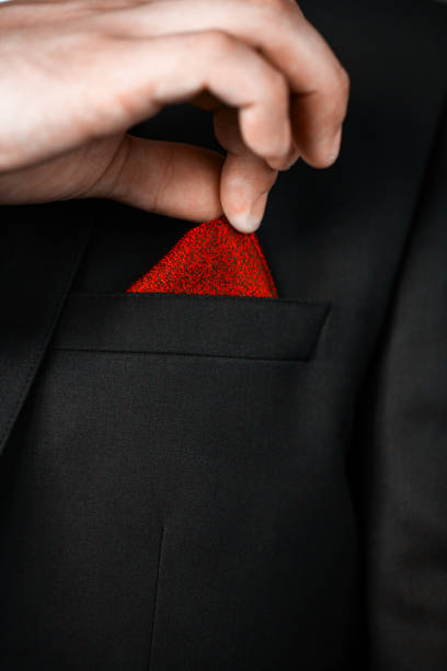 le carré de poche des hommes se refermer. gros plan de costume de mariage masculin. style pour une journée très spéciale. homme dans le plan rapproché bleu de cravate de costume.	
le carré de poche des hommes se refermer. gros plan de costume de mari - pocket suit close up shirt photos et images de collection