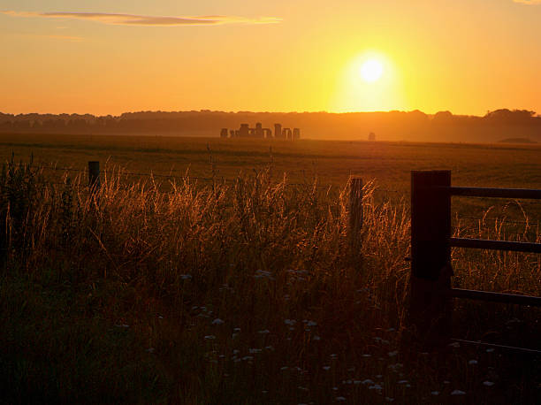 vista del monumento di stonehenge primitivo con estate alba - stonehenge ancient civilization religion archaeology foto e immagini stock