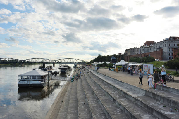 берег реки вислы, польша - europe bridge editorial eastern europe стоковые фото и изображения