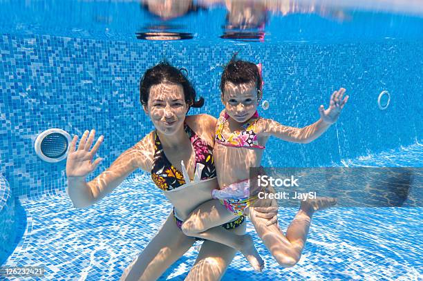 Sottacqua Sorridente Famiglia In Piscina - Fotografie stock e altre immagini di Acqua - Acqua, Adulto, Allegro