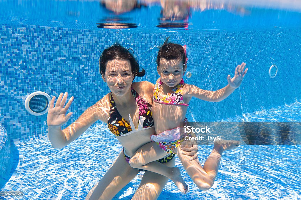 水中笑顔でご家族揃ってプール - 2人のロイヤリティフリーストックフォト