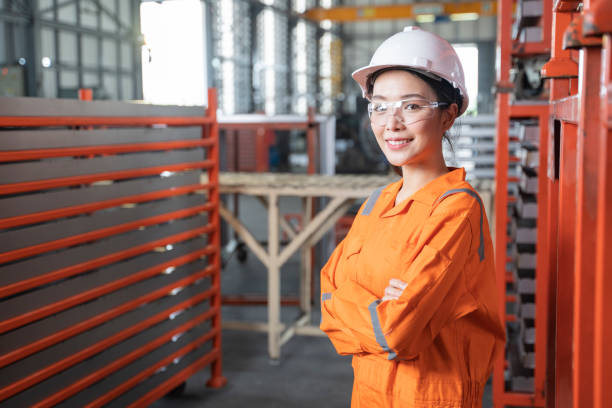 retrato mujer ingeniera de pie en la fábrica. - maintenance engineer industry asian ethnicity technology fotografías e imágenes de stock