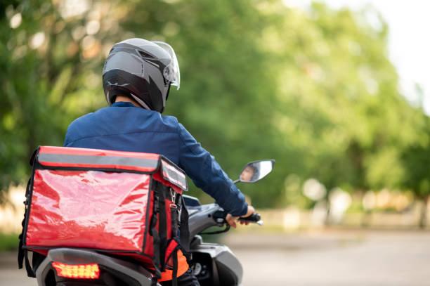 il personale prepara la scatola di consegna sulla moto per la consegna ai clienti. - pony express foto e immagini stock