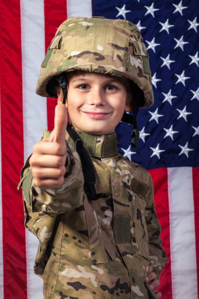 jovem vestido como um soldado com bandeira americana - child flag patriotism thumbs up - fotografias e filmes do acervo