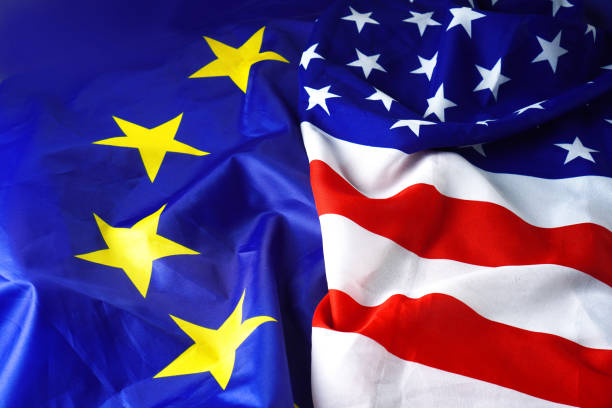 usa flagge vs europa flagge. eu-flagge und amerikanische flagge hintergrund. - europäische union stock-fotos und bilder